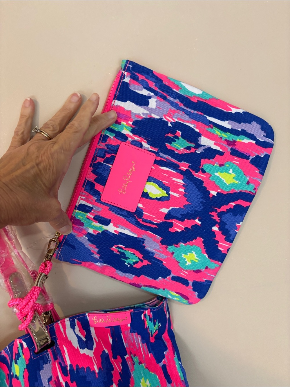 Lilly Pulitzer Beach Bathers Reversible Tote and Pouch NWT - Picture 5 of 16